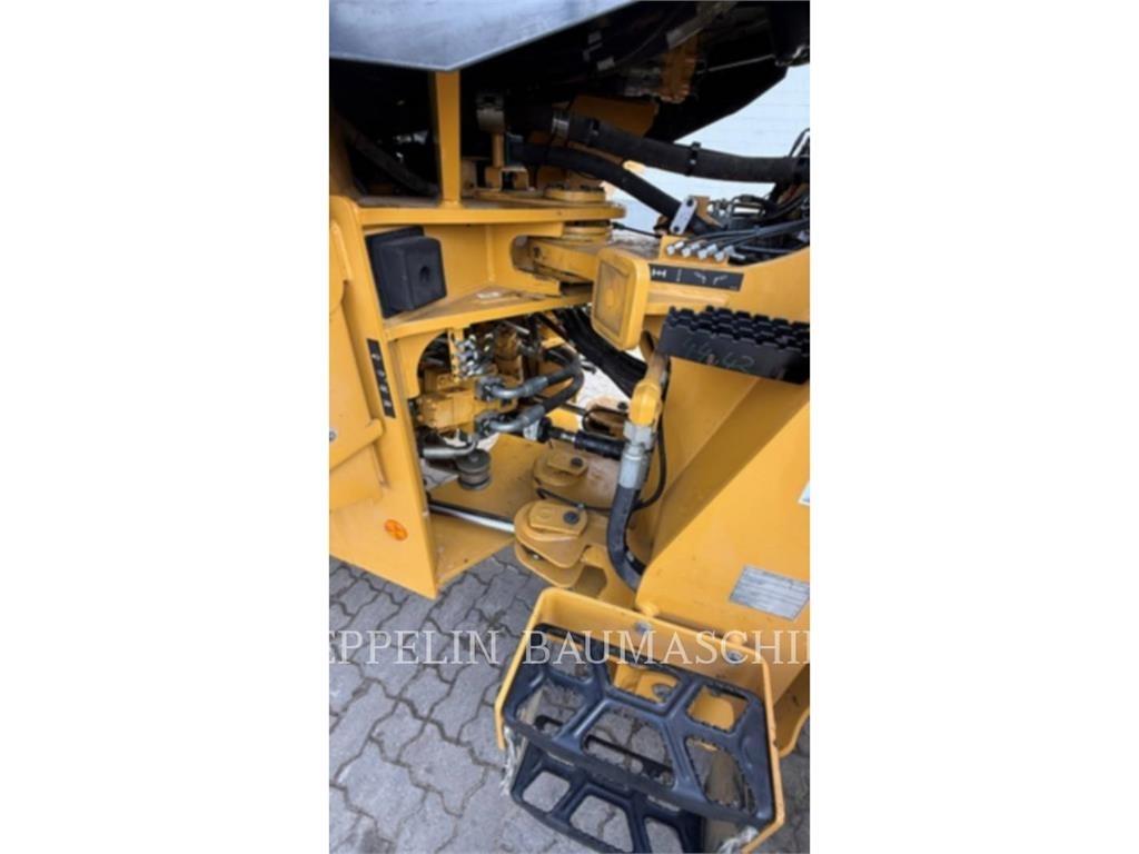 CAT 930M Pale gommate