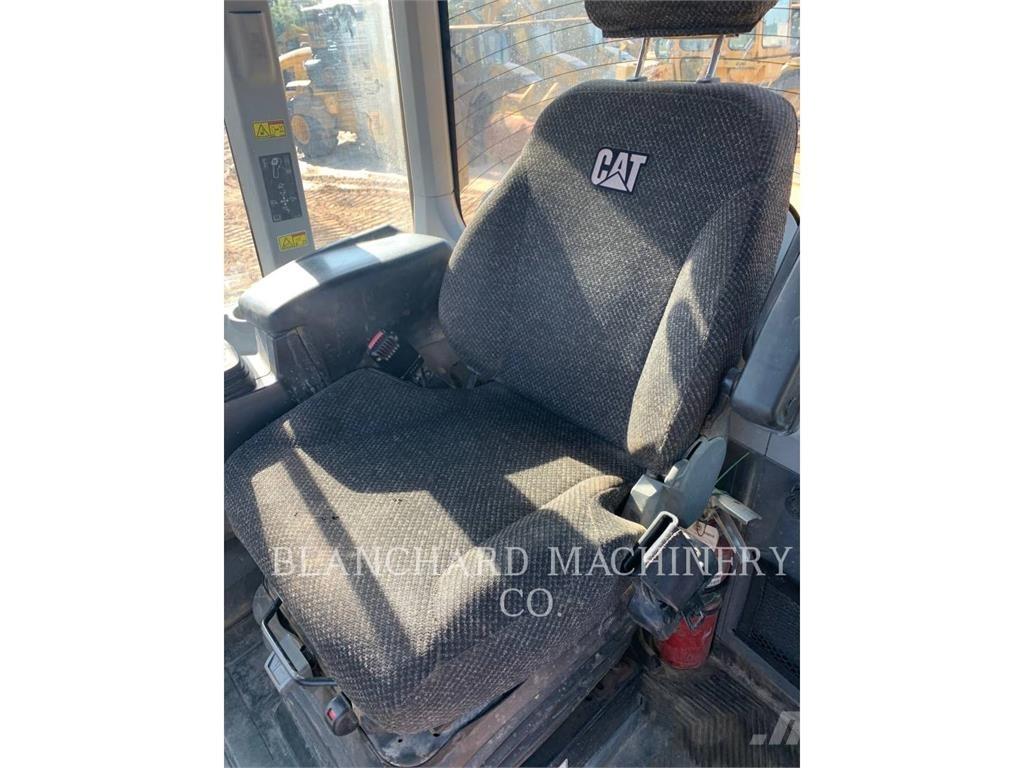 CAT 930M Pale gommate