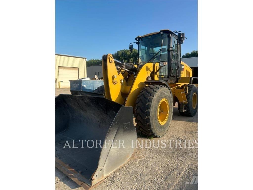 CAT 930M Pale gommate
