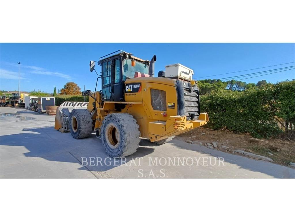 CAT 930M Pale gommate