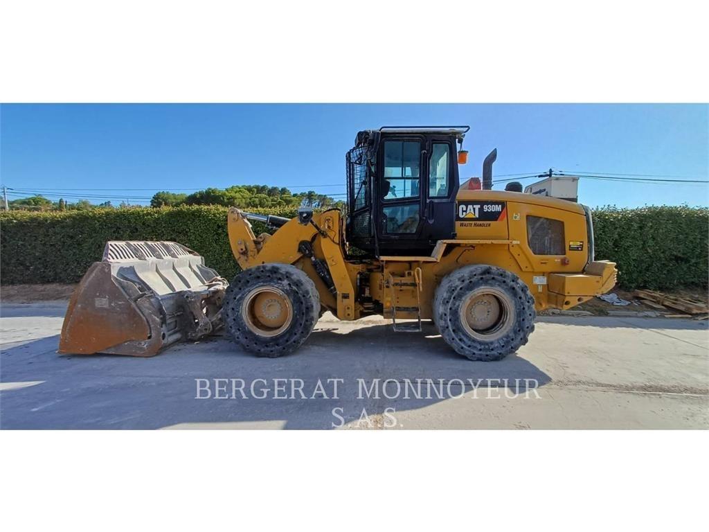 CAT 930M Pale gommate