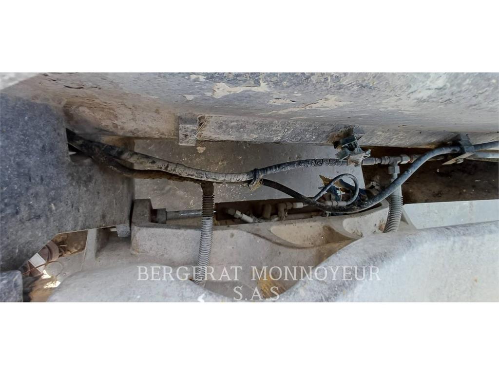 CAT 930M Pale gommate