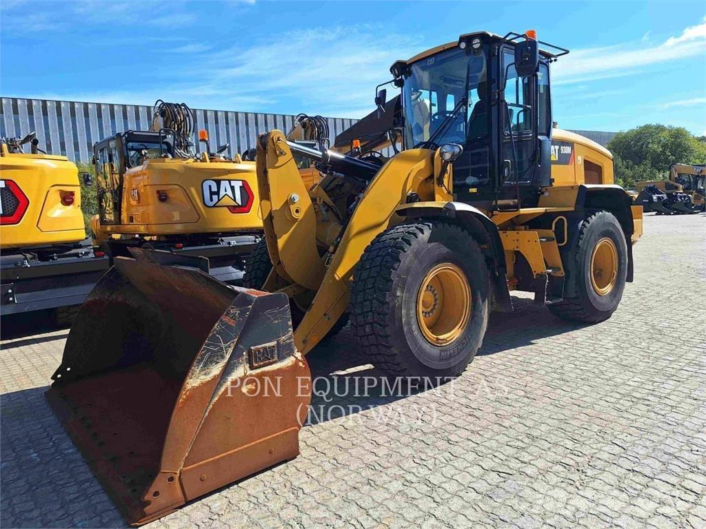 CAT 930M Pale gommate