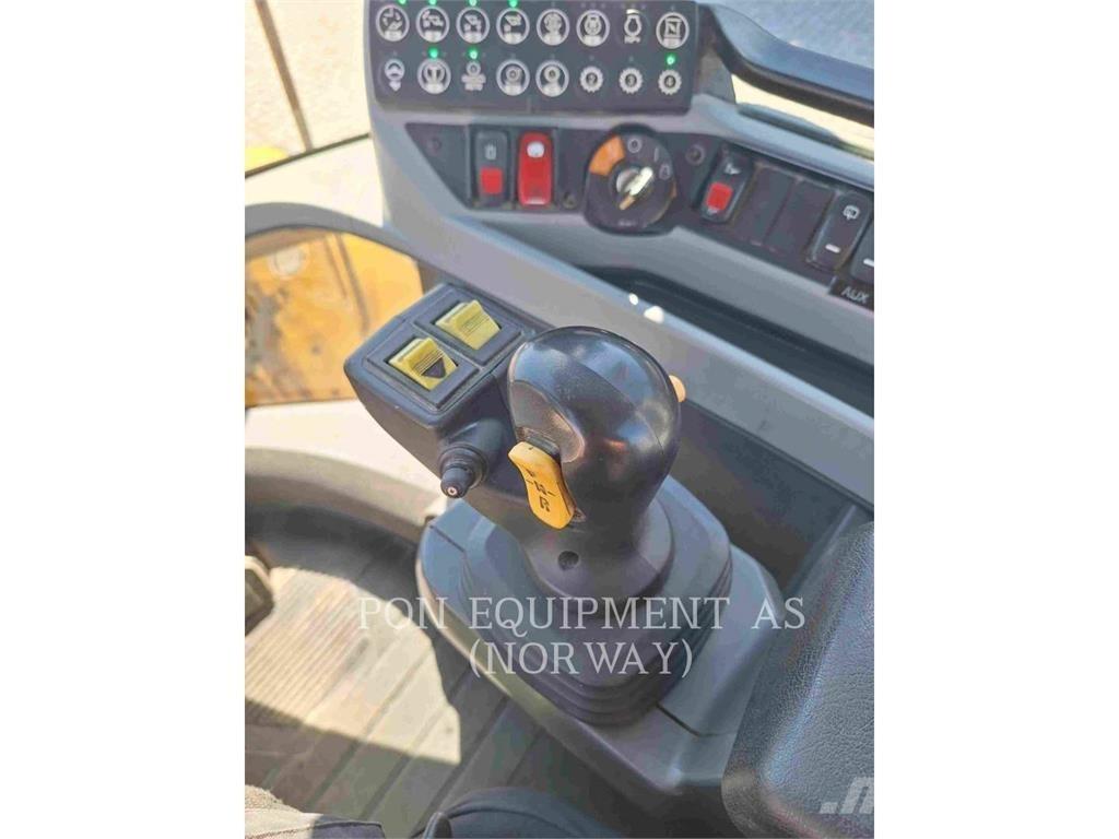 CAT 930M Pale gommate