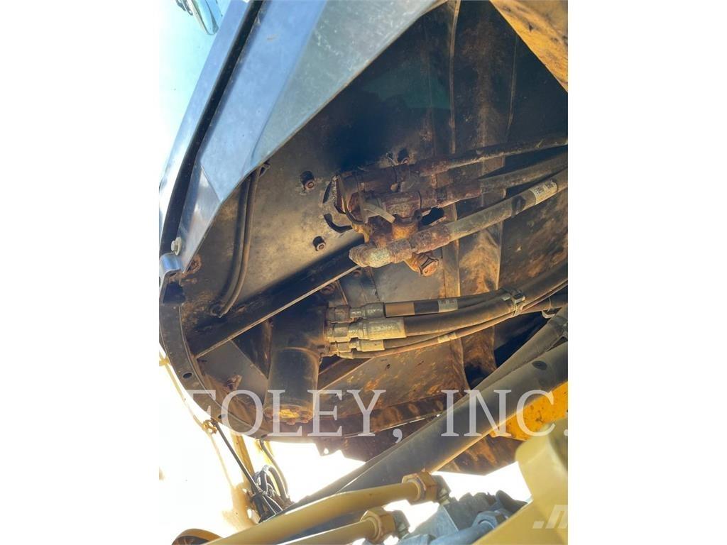 CAT 930M Pale gommate