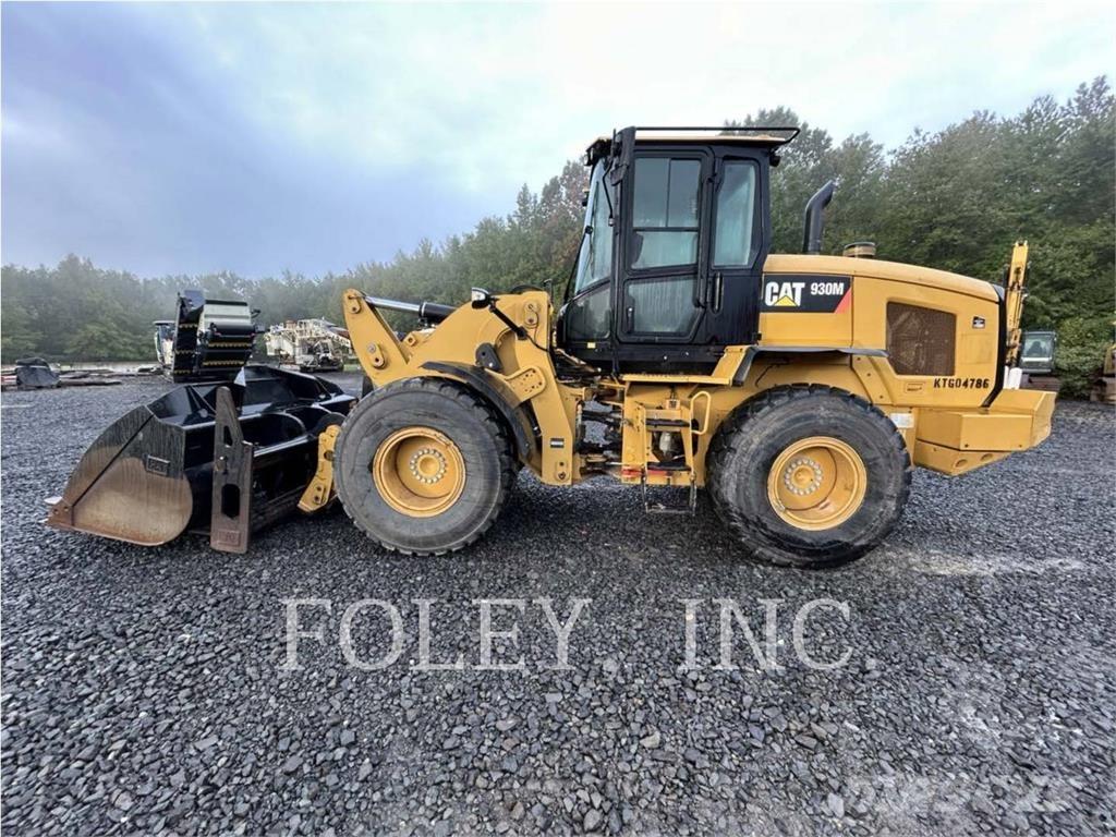 CAT 930M Pale gommate