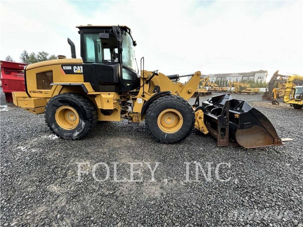 CAT 930M Pale gommate