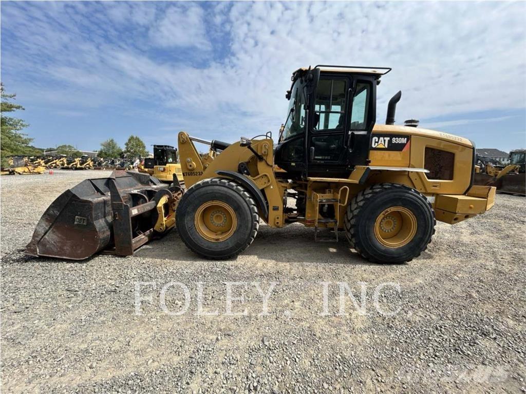 CAT 930M Pale gommate