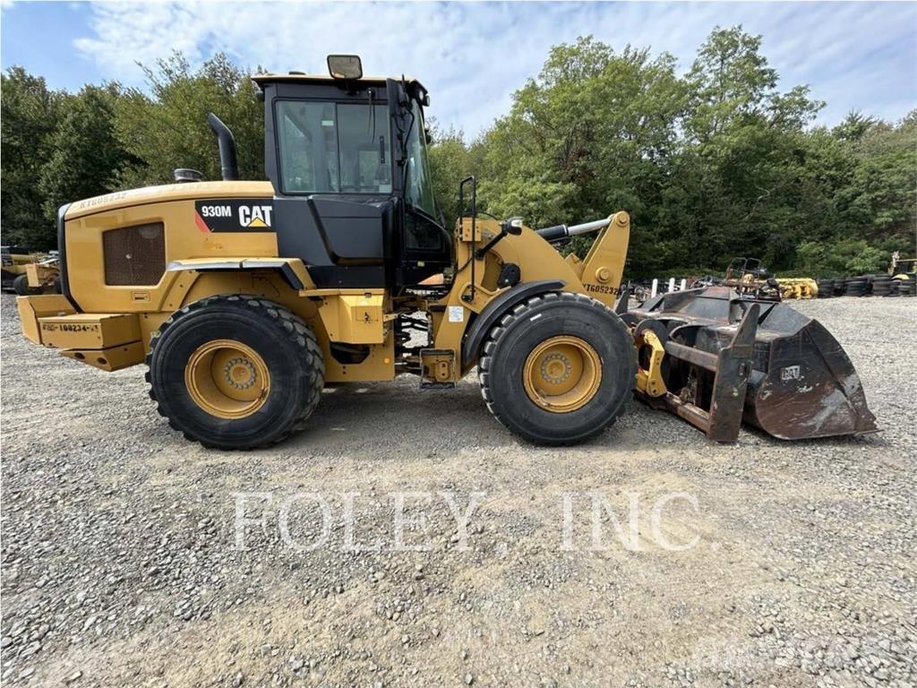 CAT 930M Pale gommate