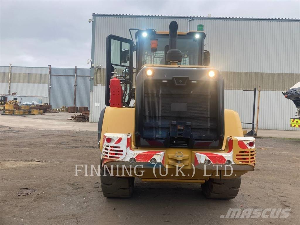 CAT 930M Pale gommate