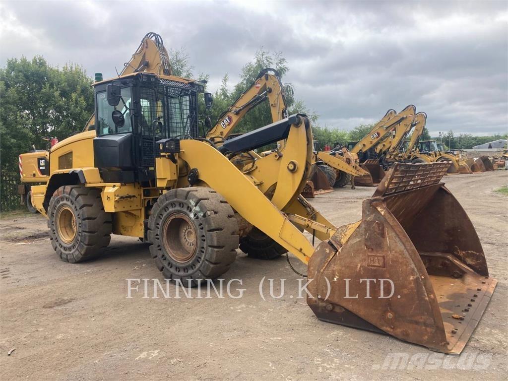 CAT 930M Pale gommate