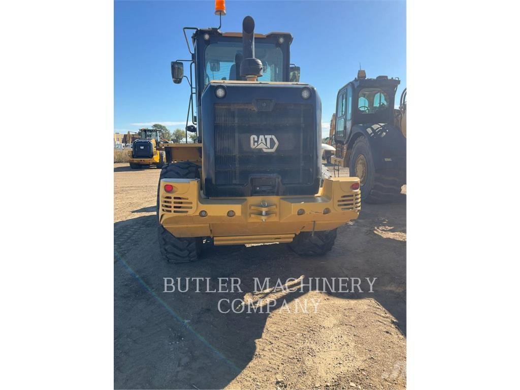 CAT 930M Pale gommate