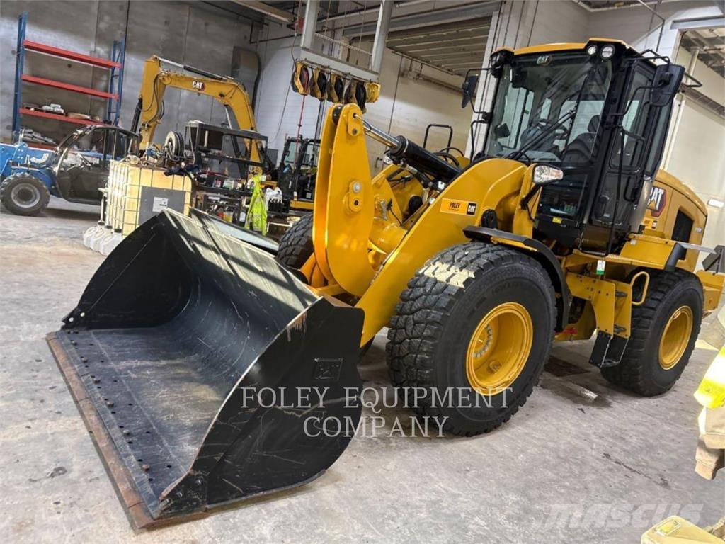 CAT 930M Pale gommate