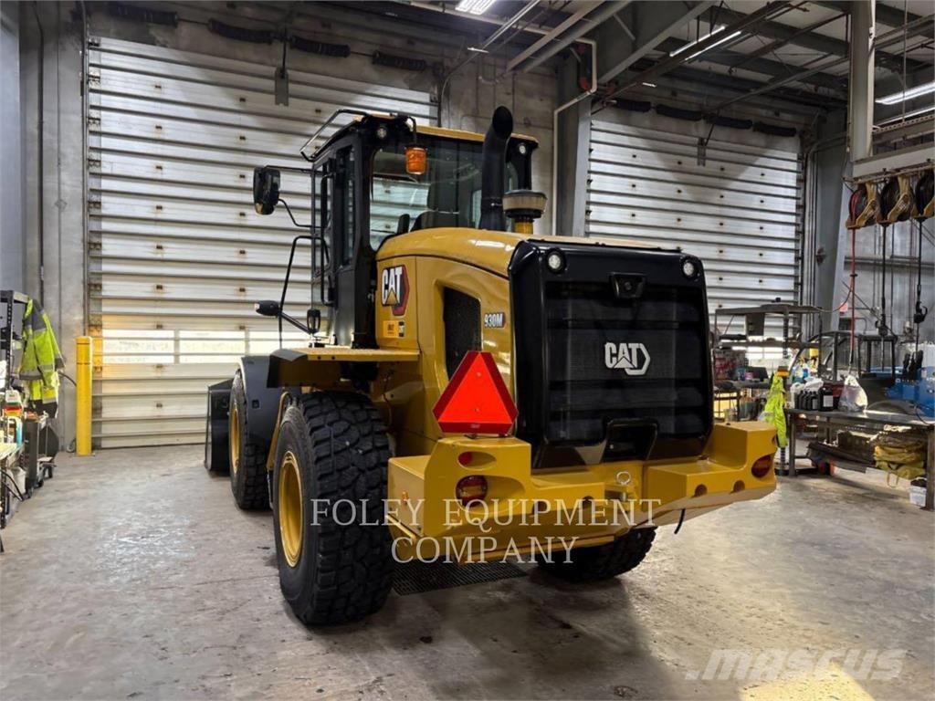 CAT 930M Pale gommate