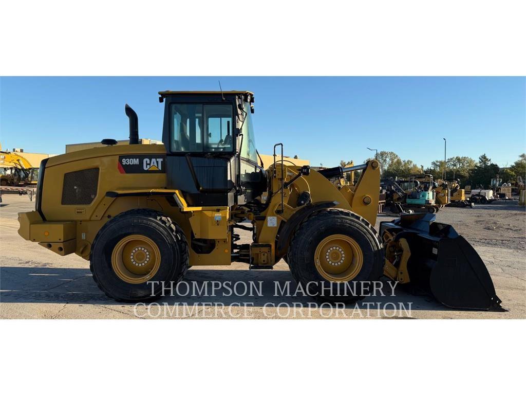 CAT 930M Pale gommate