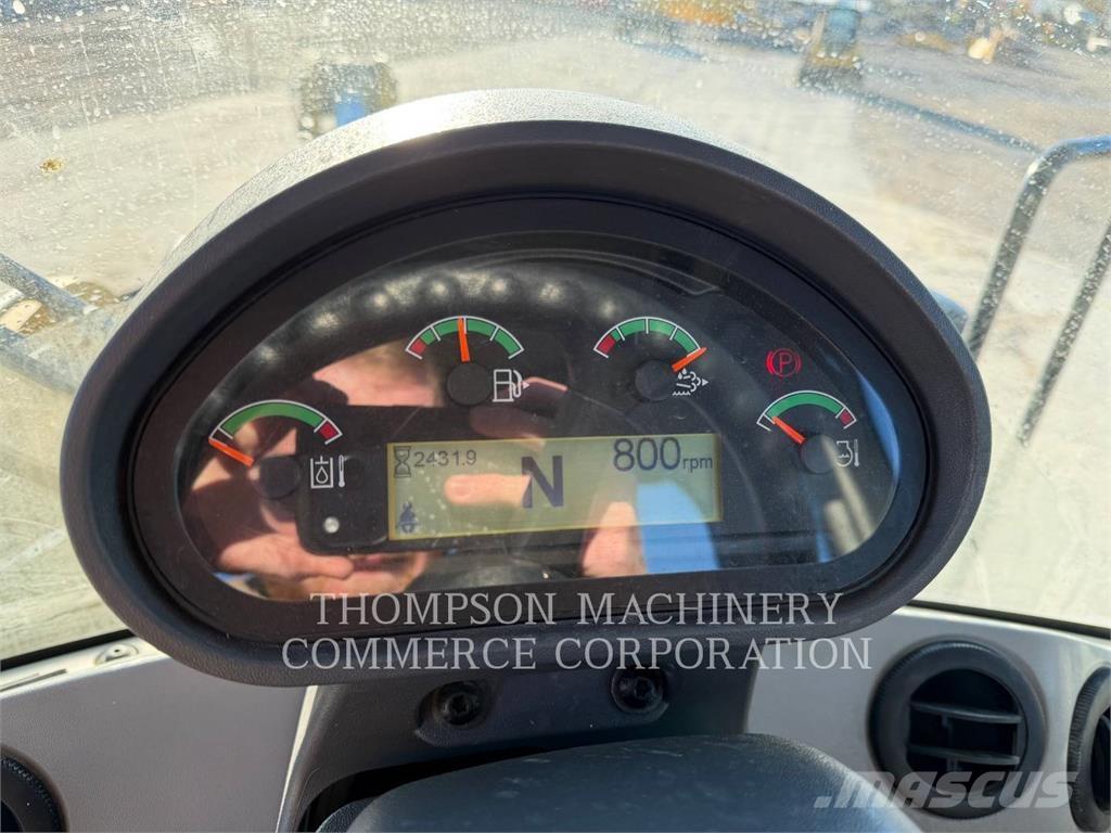 CAT 930M Pale gommate