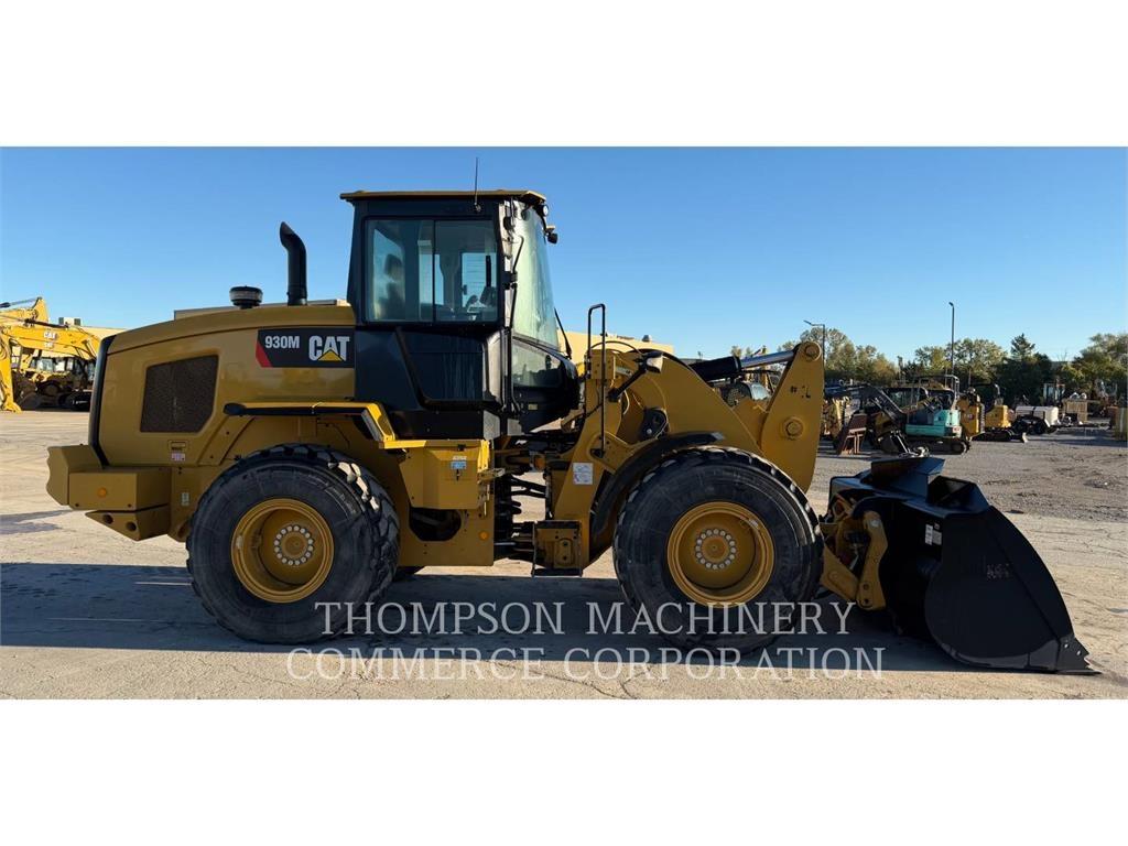 CAT 930M Pale gommate