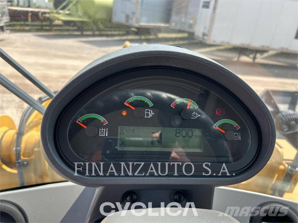 CAT 930M Pale gommate