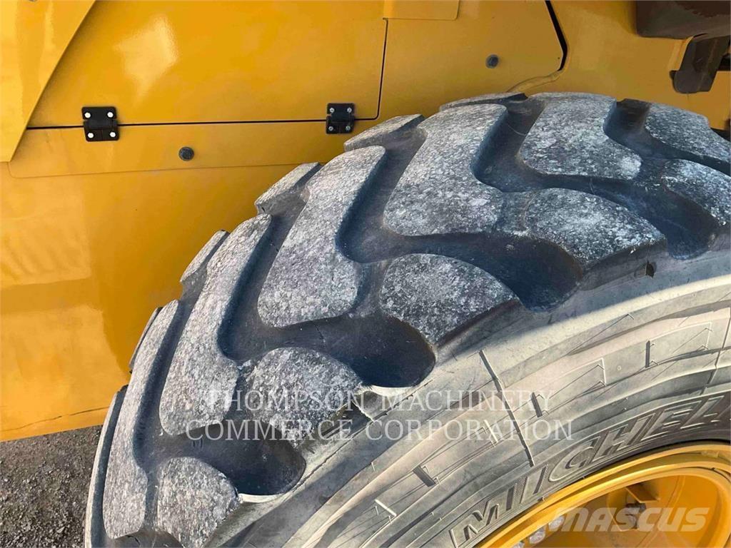 CAT 930M Pale gommate