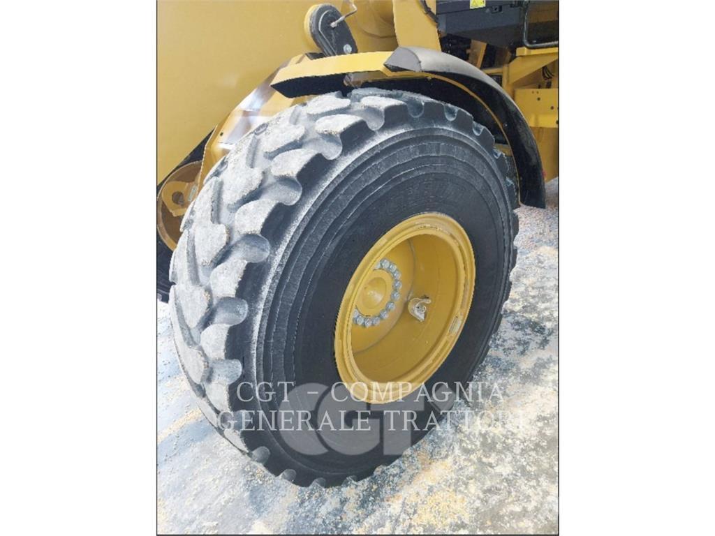 CAT 930M Pale gommate