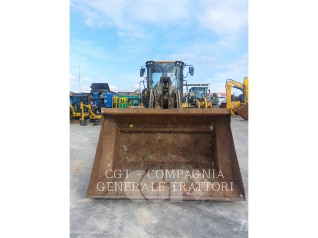 CAT 930M Pale gommate