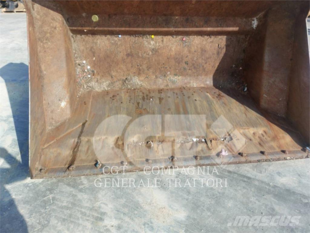 CAT 930M Pale gommate