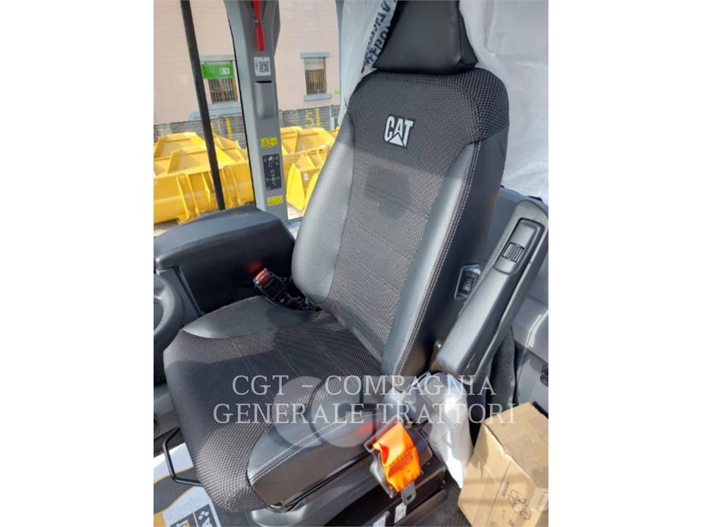 CAT 930M Pale gommate