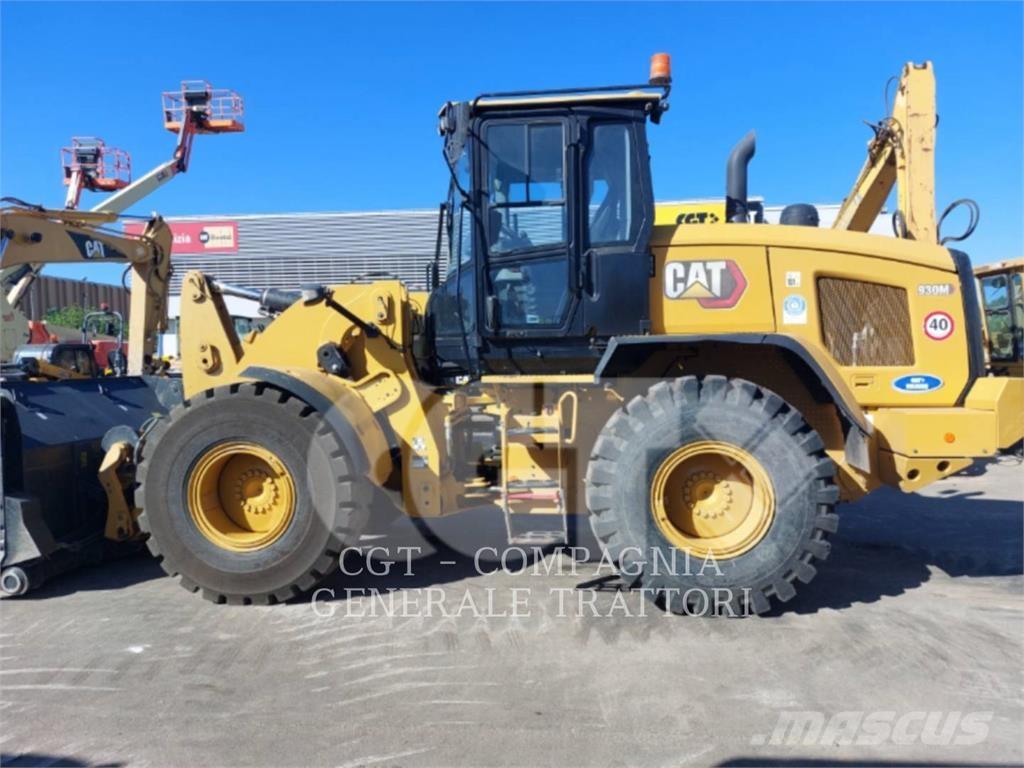 CAT 930M Pale gommate
