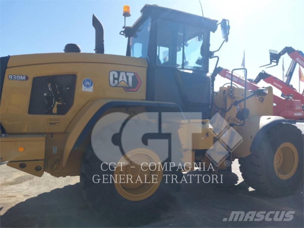 CAT 930M Pale gommate