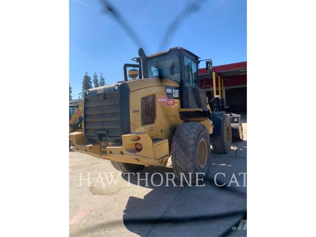 CAT 930M Pale gommate