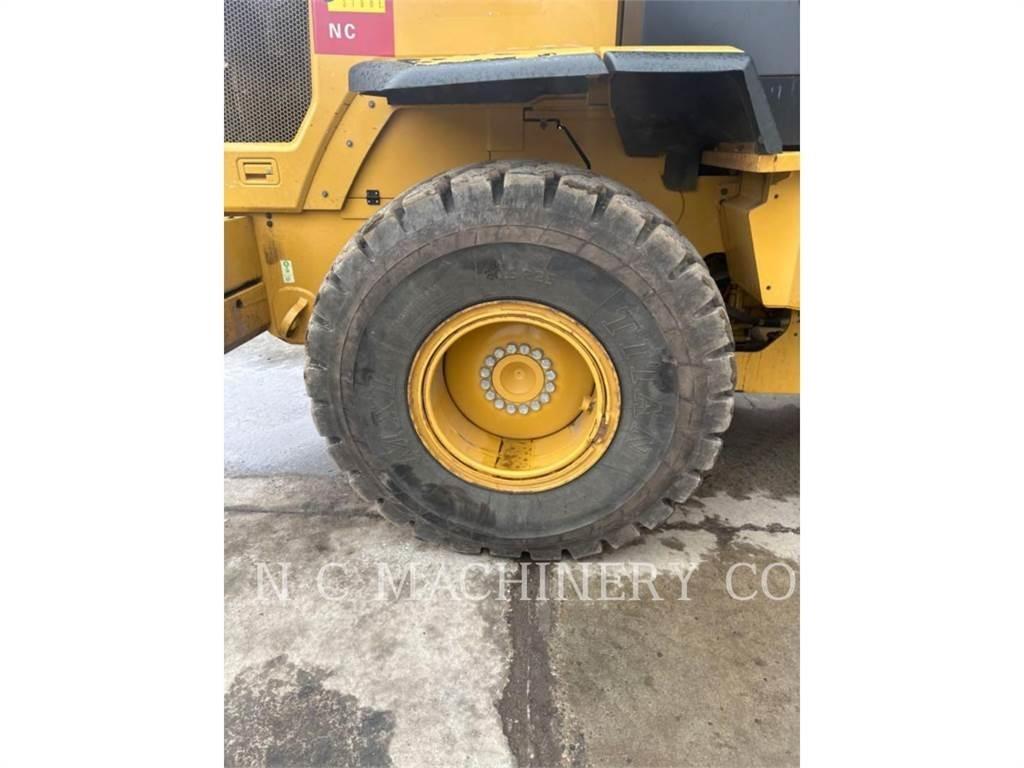 CAT 930M Pale gommate