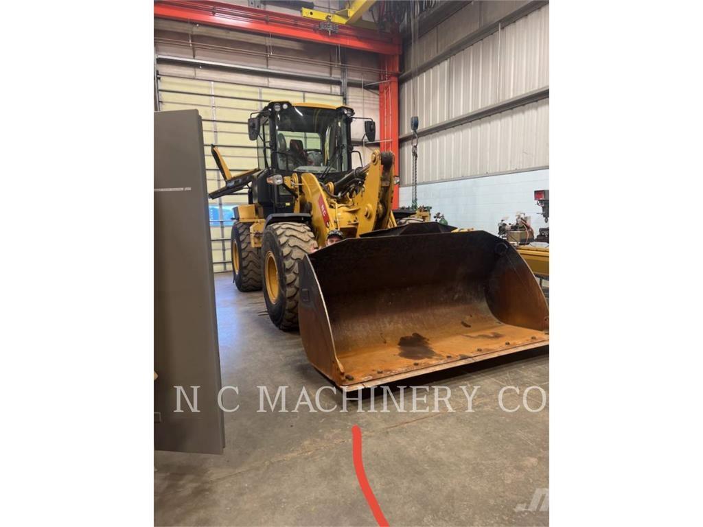 CAT 930M Pale gommate