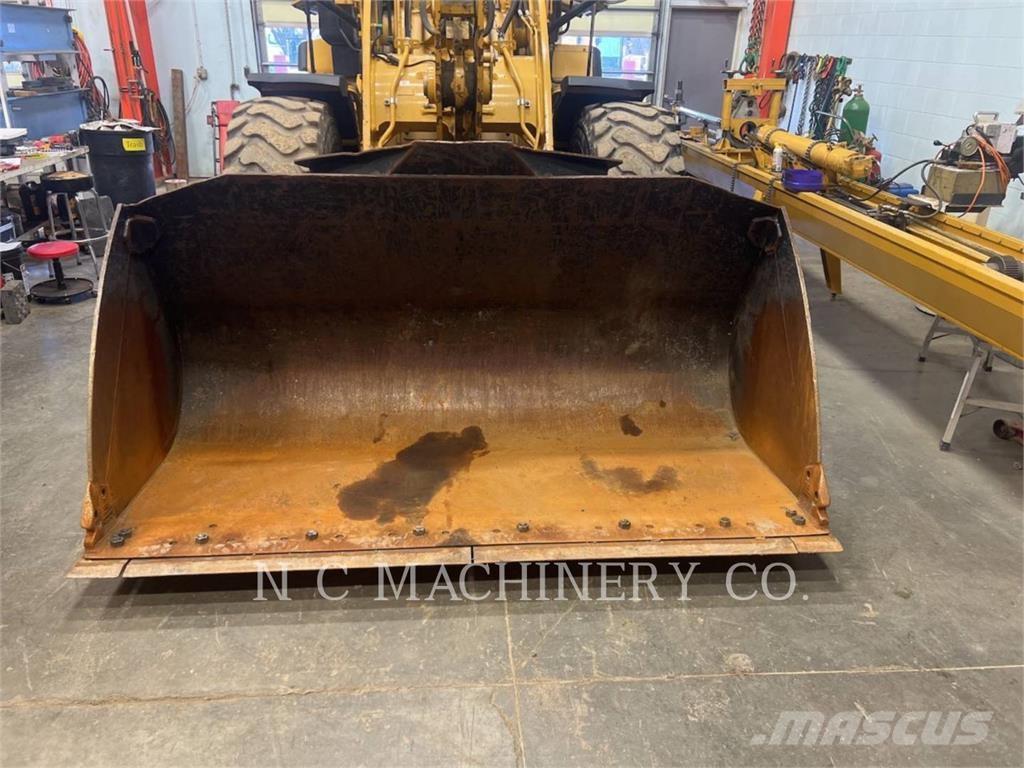 CAT 930M Pale gommate