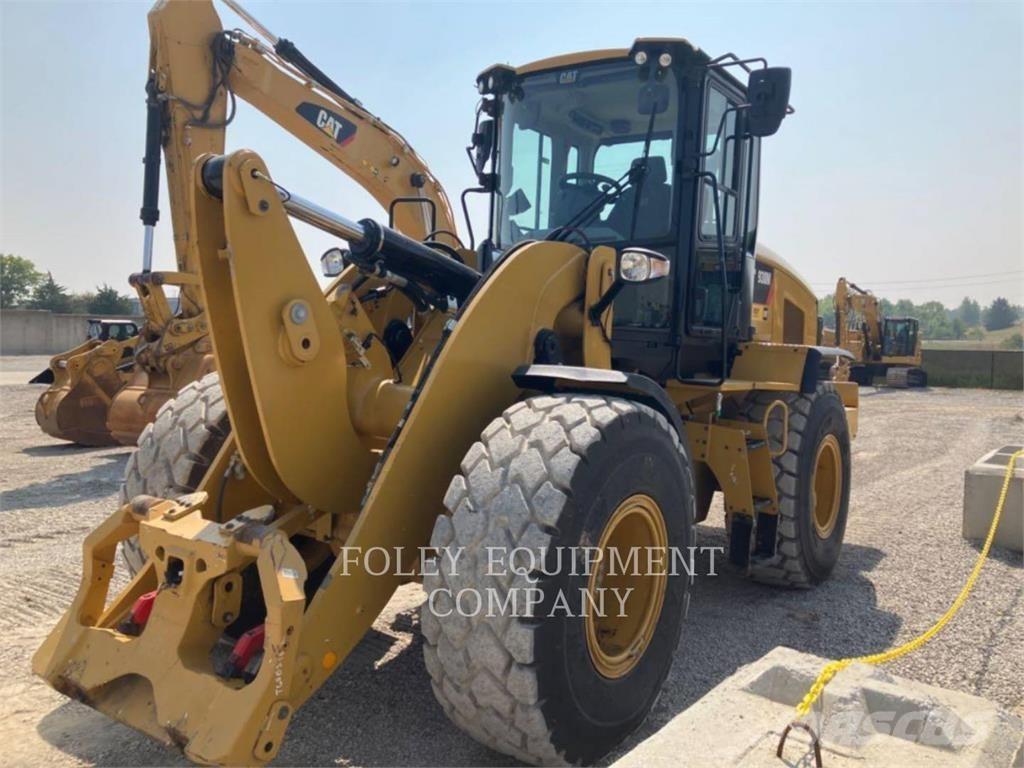 CAT 930M Pale gommate