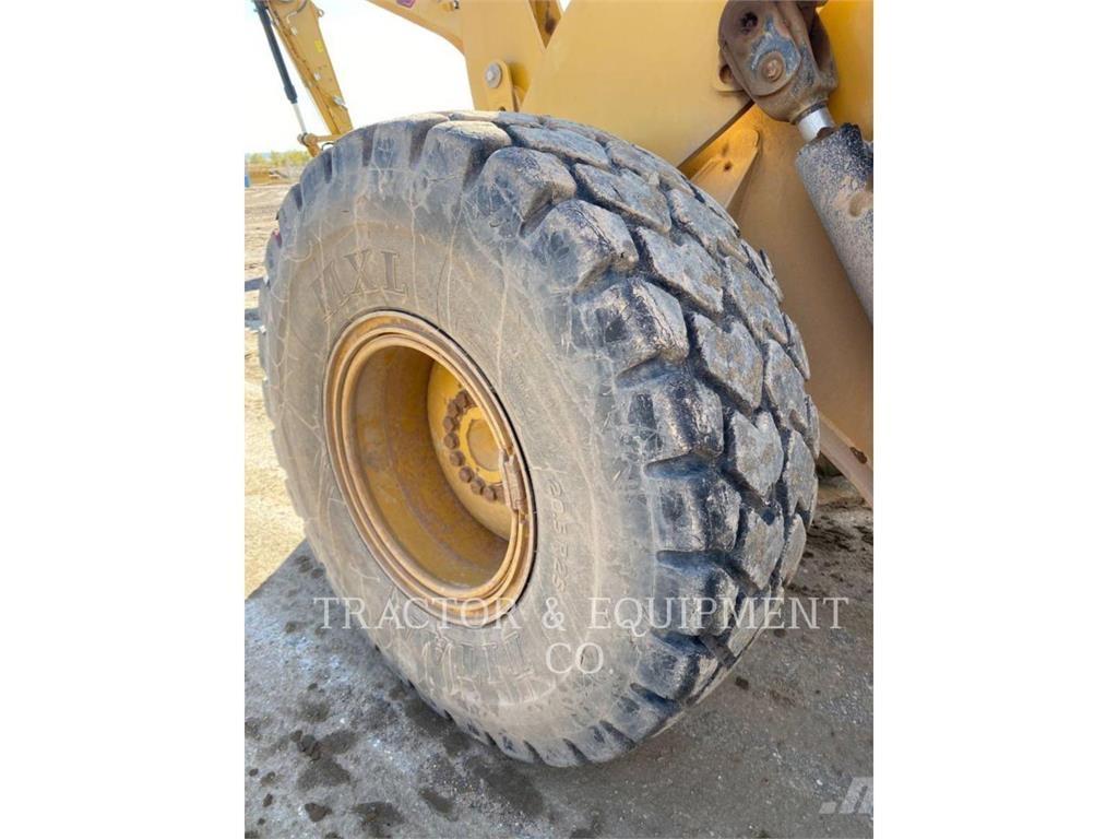 CAT 930M Pale gommate