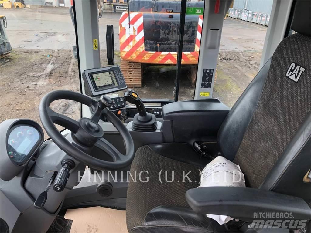 CAT 930M Pale gommate