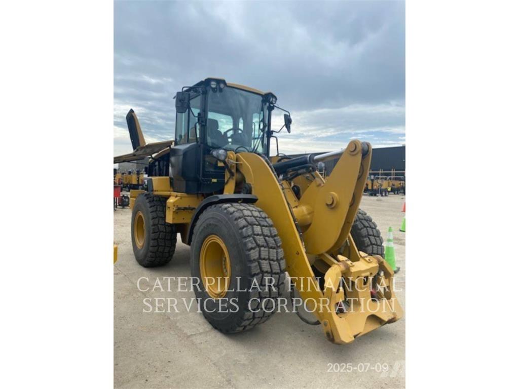 CAT 930M Pale gommate