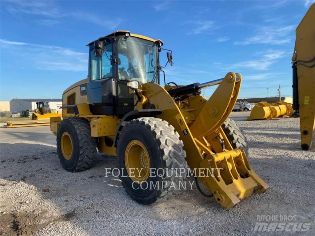 CAT 930M Pale gommate