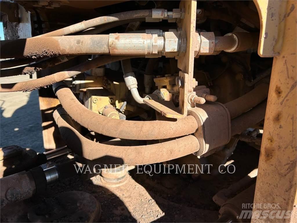 CAT 930M FC Pale gommate