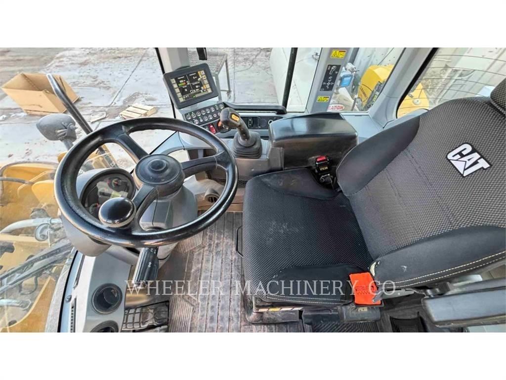 CAT 930M QC Pale gommate