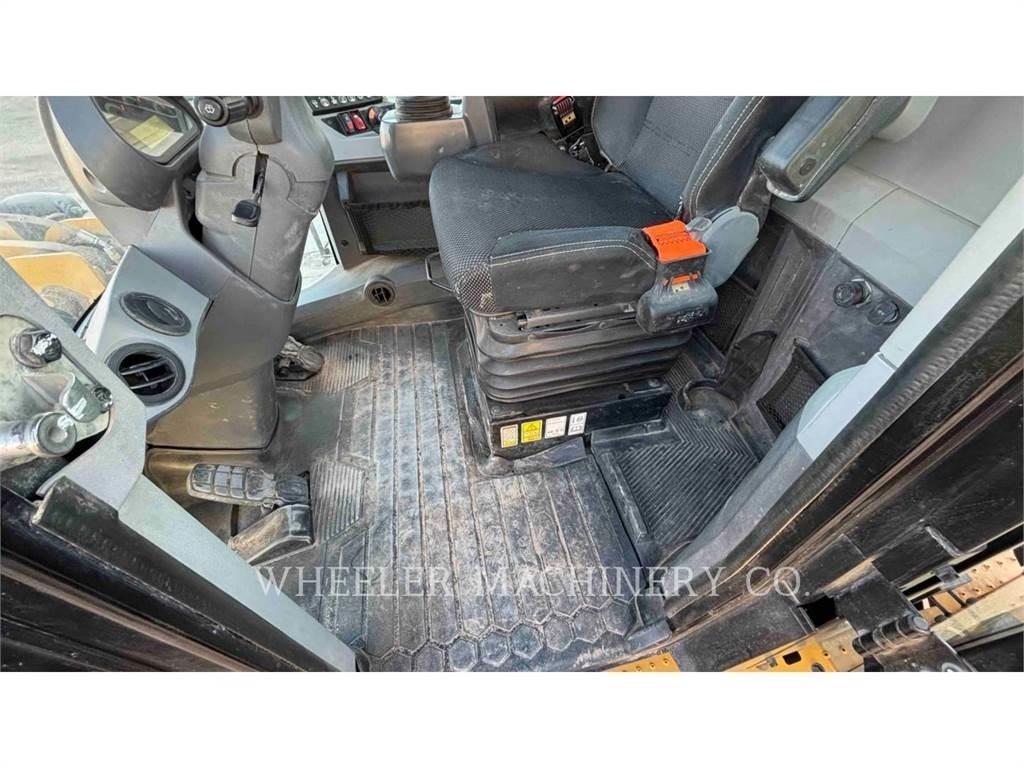 CAT 930M QC Pale gommate