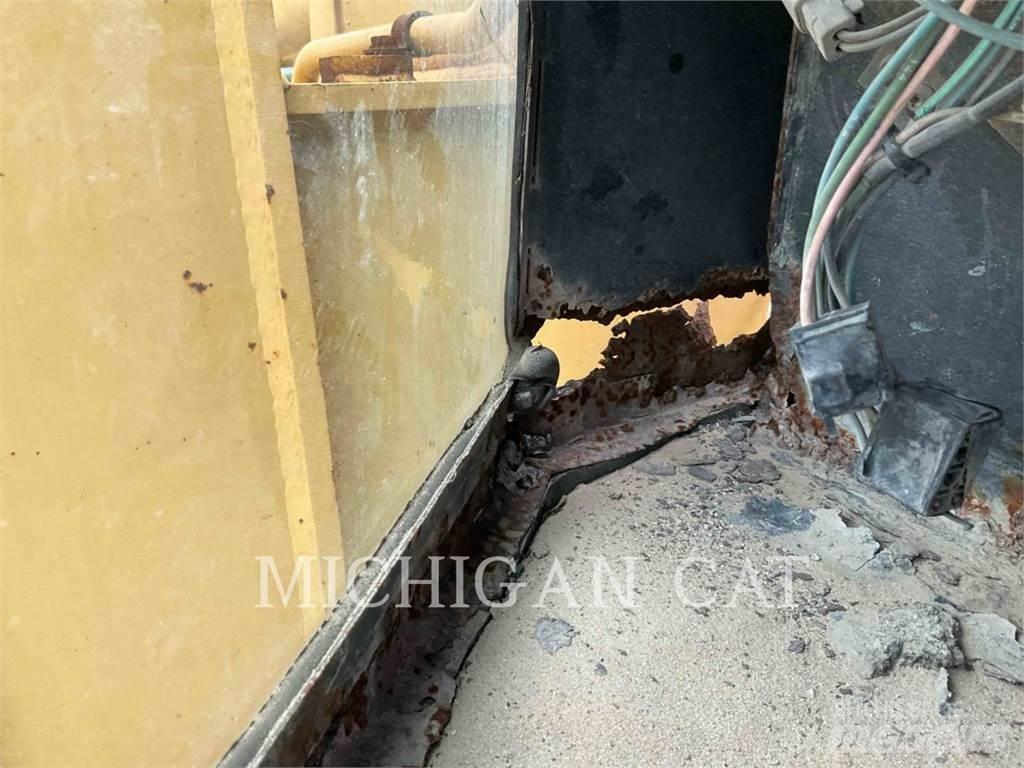CAT 938G Pale gommate