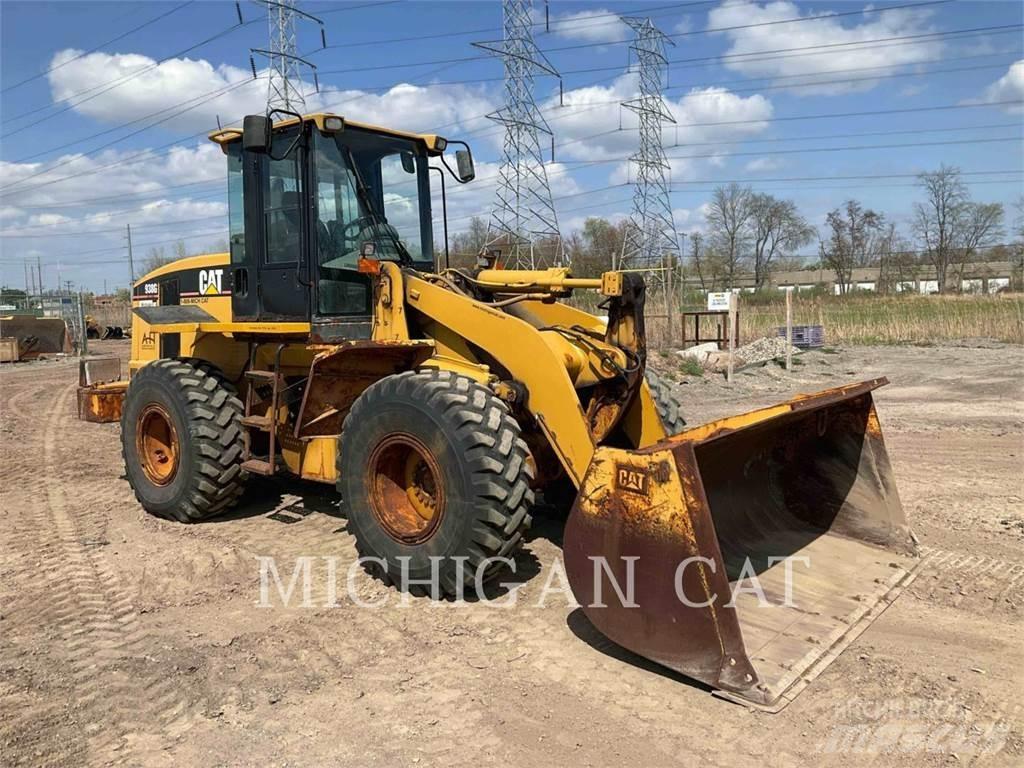CAT 938G Pale gommate