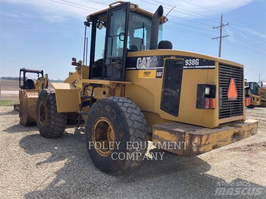 CAT 938G Pale gommate