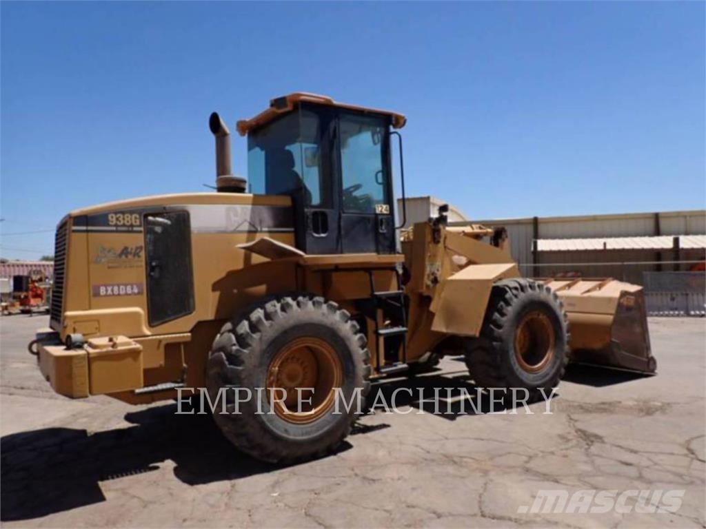 CAT 938G Pale gommate