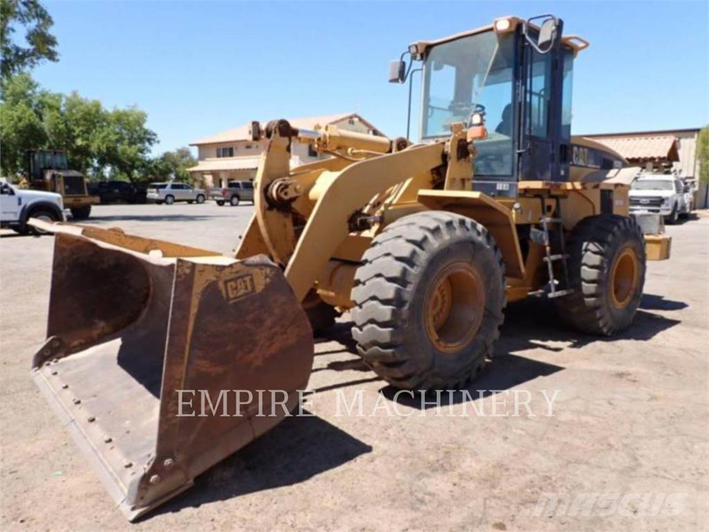 CAT 938G Pale gommate