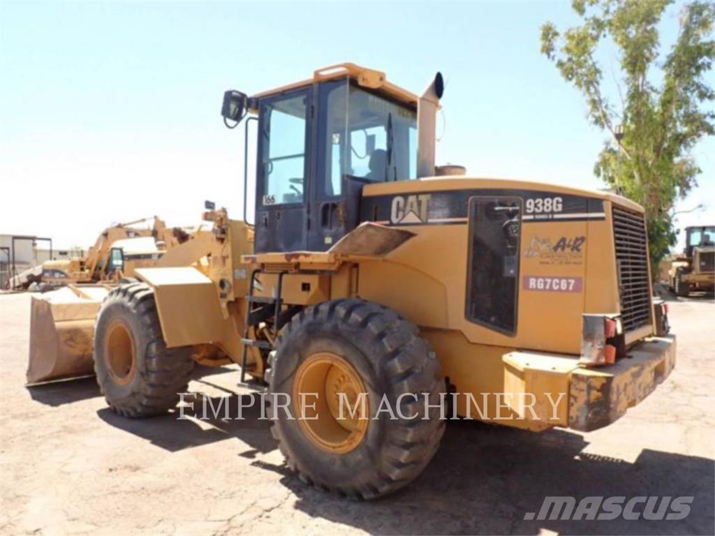 CAT 938G Pale gommate