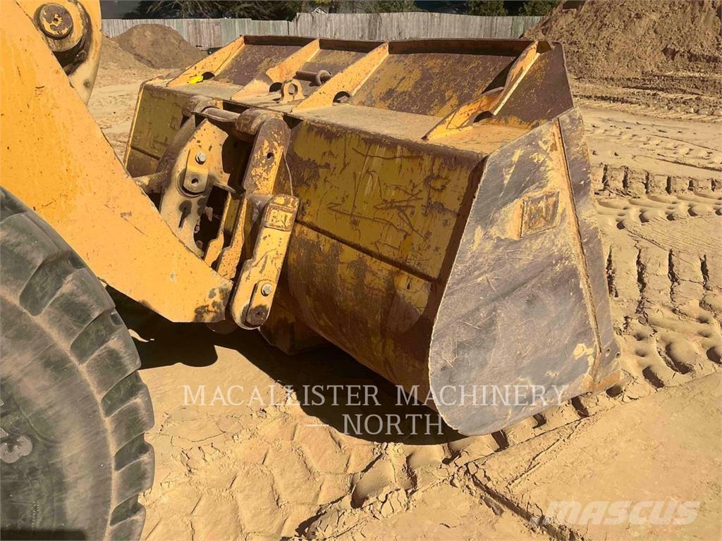 CAT 938H Pale gommate