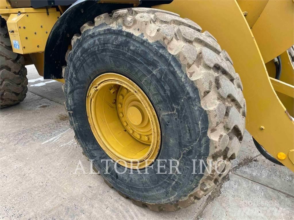 CAT 938M Pale gommate