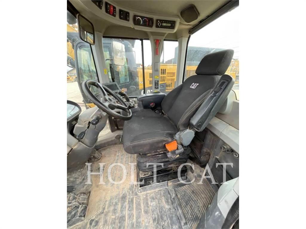 CAT 938M Pale gommate